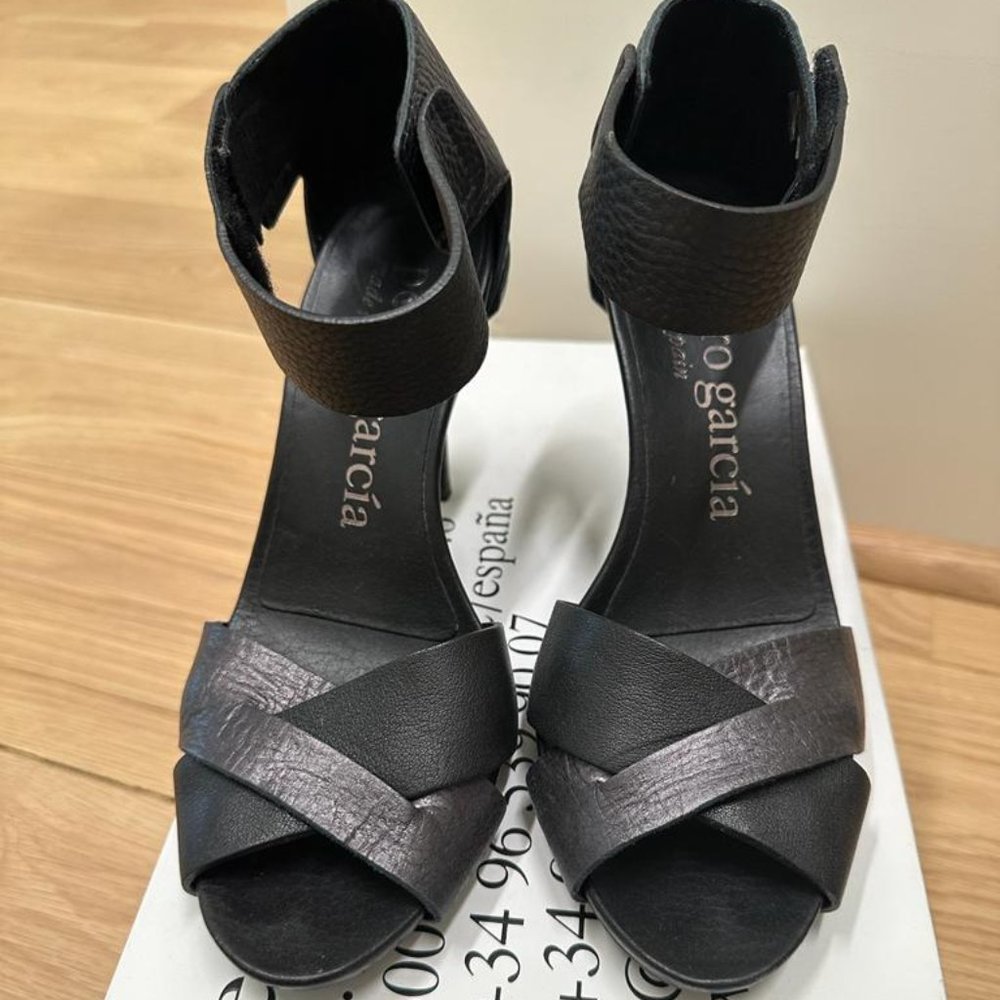 Yitta Black Leather Sandals Size 38